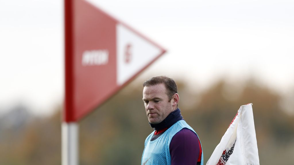 Rooney busca sonreír con la selección inglesa