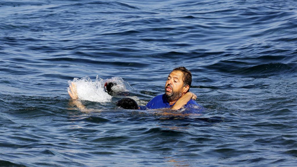 Arriesga su vida para rescatar a un refugiado afgano de morir ahogado en el mar