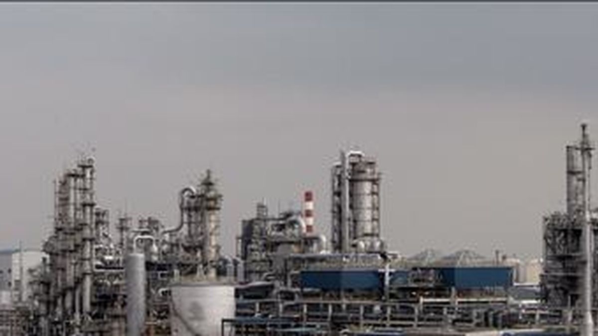 En la imagen, una planta de refinería de petróleo en la Isla Jurong en Singapur. EFE/Archivo