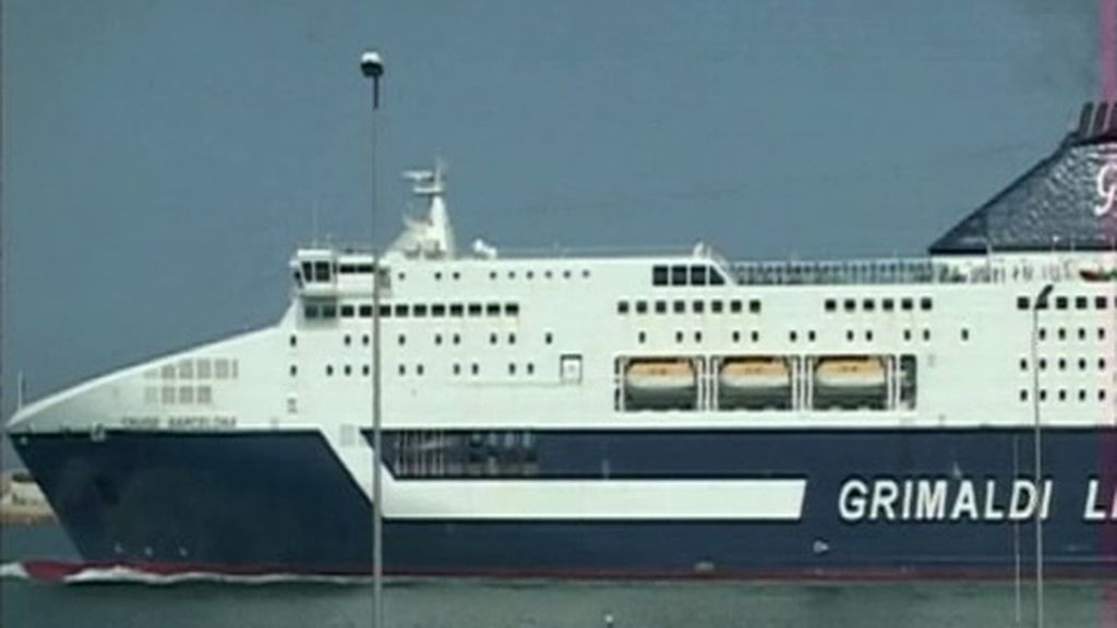 Un barco transita por aguas portuarias