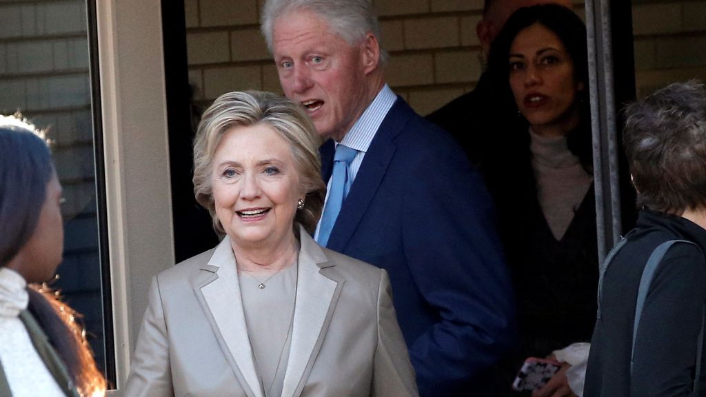 Hillary Clinton y su esposo, el expresidente Bill Clinton, salen después de votar