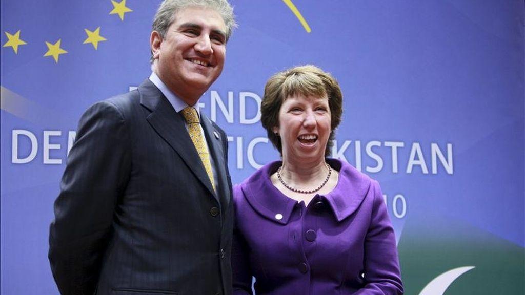 La alta representante de la UE, Catherine Ashton, conversa con el ministro paquistaní de Exteriores, Shah Mehmud Qureshi, al inicio de la tercera reunión ministerial del Grupo de países amigos de Pakistán, celebra en octubre de 2010. EFE/Archivo La alta representante de la UE, Catherine Ashton, conversa con el ministro paquistaní de Exteriores, Shah Mehmud Qureshi, al inicio de la tercera reunión ministerial del Grupo de países amigos de Pakistán, celebra en octubre de 2010. EFE/Archivo