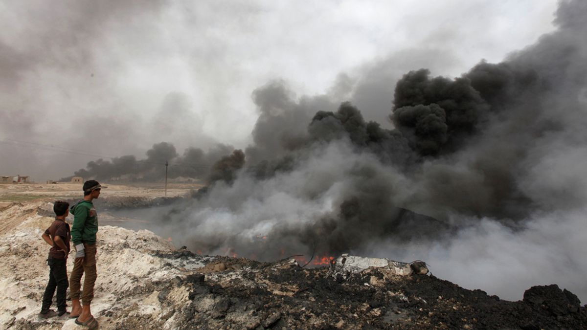 El humo negro se cierne sobre Mosul