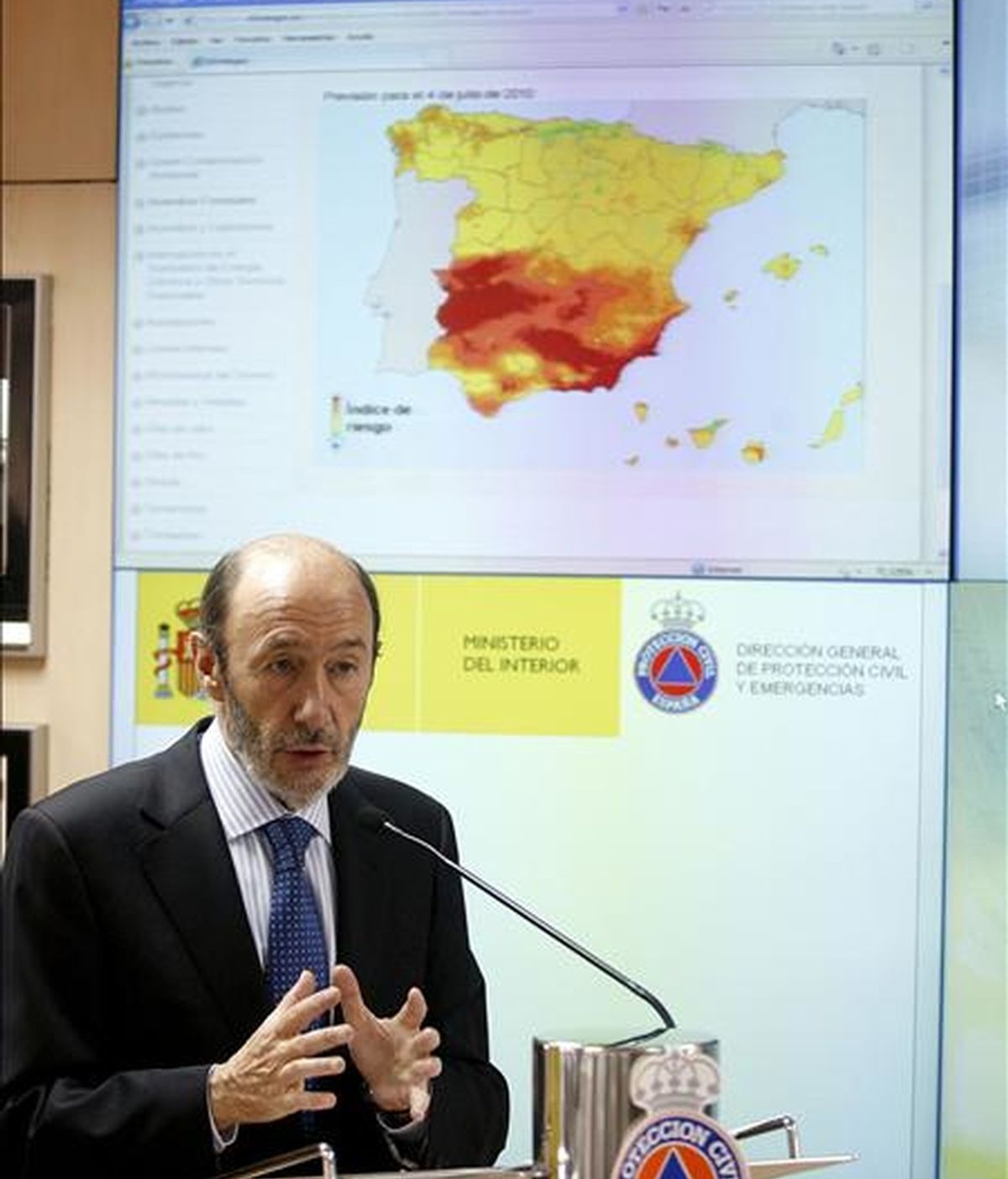 El ministro del Interior, Alfredo Pérez Rubalcaba, presenta la Campaña de Verano 2010 de la Operación Paso del Estrecho y de prevención y lucha contra los incendios forestales. EFE