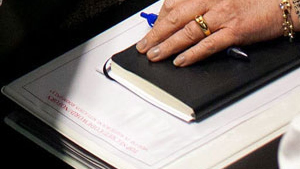 Hillary Clinton tiene en sus manos una carpeta con documentación en la que se puede leer 'Top Secret'. Foto: GTres