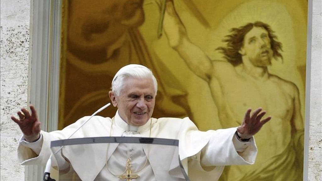 El papa Benedicto XVI oficia el rezo del Regina Coeli en Castel Gandolfo (Italia). El Pontífice habló ante varios centenares de fieles que participaron en el patio central de la residencia de Castel Gandolfo, en el rezo del Regina Coeli, que sustituye al ángelus en el tiempo de Pascua. EFE