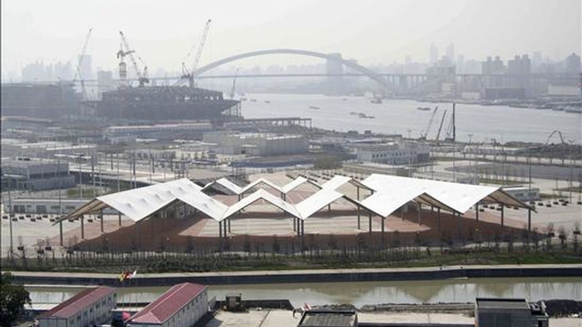 Vista de las obras de la Expo 2010, con el Centro de Actuaciones (fondo, izquierda) junto a la silueta del Gran Puente Lupu, a orillas del río Huangpu. EFE