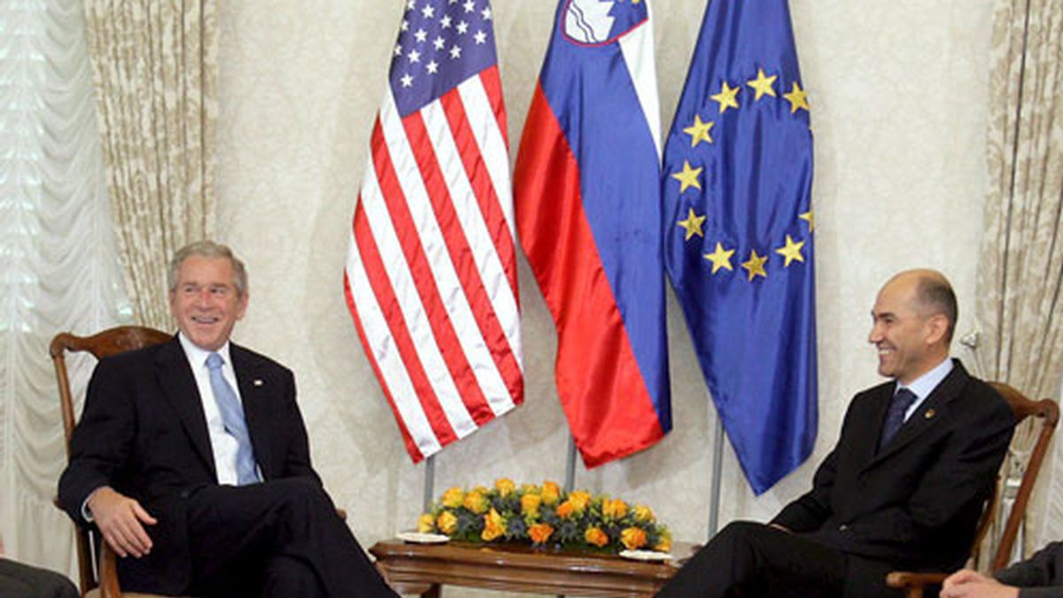 El presidente de Estados Unidos George W. Bush (2i); comparte con el primer ministro de Eslovenia y presidente de turno del Consejo de la UE, Janez Jansa (2d) en la Cumbre conjunta que tiene lugar en ese país.