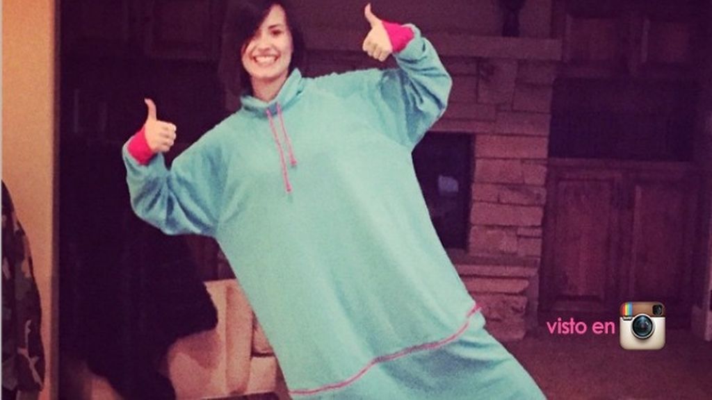 Demi Lovato, tapadas de pies a cabeza