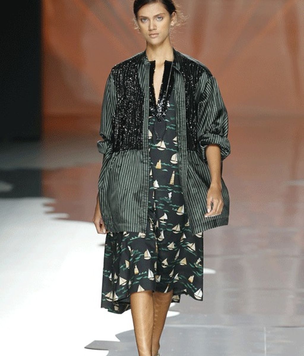 Siluetas fluidas y prints marineros