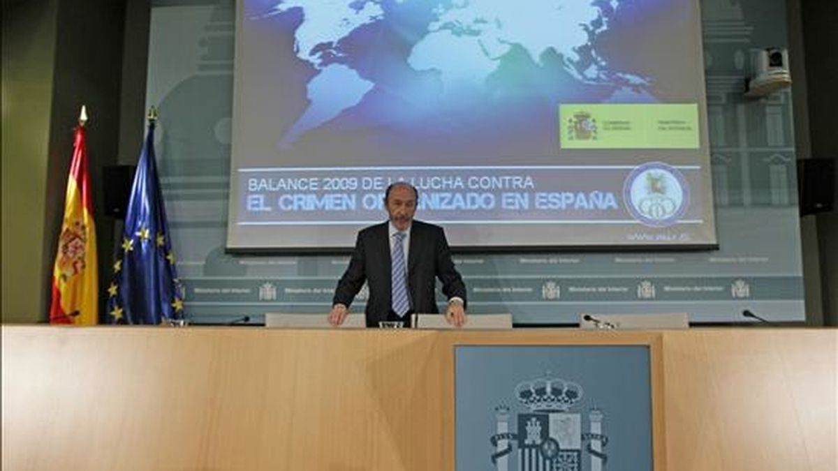 El ministro del Interior, Alfredo Pérez-Rubalcaba, momentos ante de la presentación en rueda de prensa del Balance 2009 de la lucha contra el crimen organizado. EFE