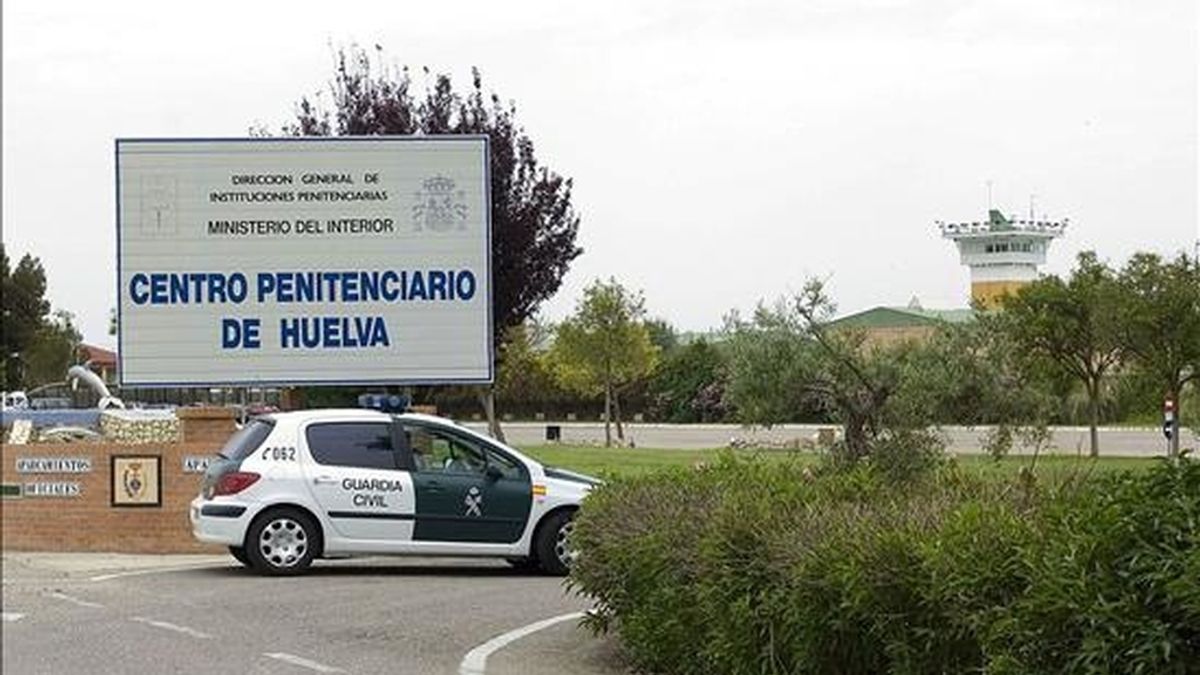 En la imagen, un vehículo de la Guardia Civil junto a la entrada de la cárcel de Huelva. EFE/Archivo