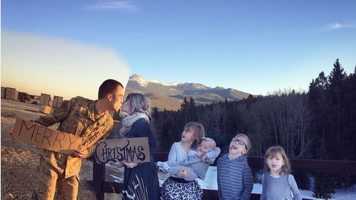 Una creativa esposa se las ingenia para incluir a su marido militar en la postal de Navidad Una creativa esposa se las ingenia para incluir a su marido militar en la postal de Navidad