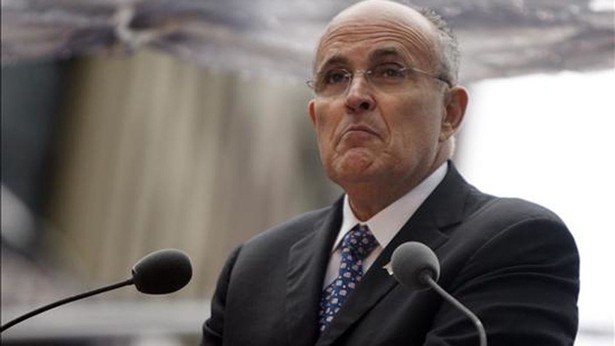 Rudolph Giuliani, quien era el alcalde de Nueva York cuando se cometieron los atentados del 11 de septiembre de 2001, no apareció por la comisaría, según destaca el rotativo neoyorquino. EFE/Archivo