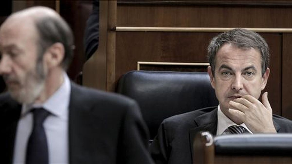 El presidente del Gobierno, José Luis Rodríguez Zapatero (d), durante la sesión de control al Ejecutivo celebrada hoy en el Congreso de los Diputados. A su lado, el ministro de Interior, Alfredo Pérez Rubalcaba. EFE