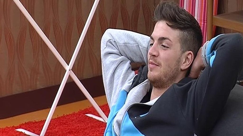 Adrián presume de torso el primer día