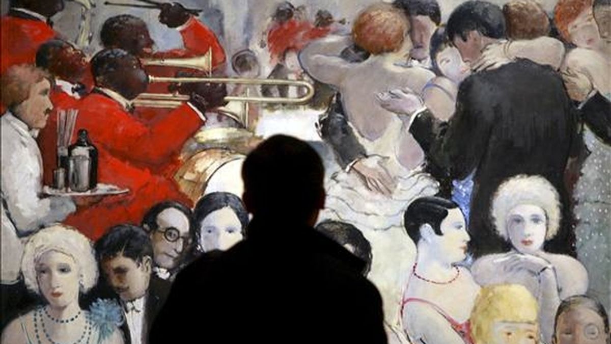 Un hombre observa una de las obras del pintor Josep Mompou que se exhiben desde hoy en La Pedrera. EFE