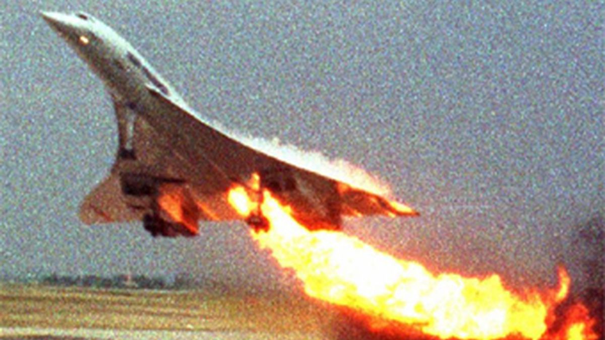 Momento en el que uno de los motores del Concorde se incendiaba y poco después se estrellaba durante la maniobra de despegue. Vídeo: Informativos Telecinco Momento en el que uno de los motores del Concorde se incendiaba y poco después se estrellaba durante la maniobra de despegue. Vídeo: Informativos Telecinco