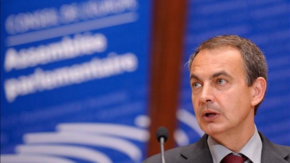 El presidente del gobierno español, José Luis Rodríguez Zapatero, interviene en Estrasburgo, Francia, ante la Asamblea Parlamentaria del Consejo de Europa y responde a preguntas de los diputados y senadores de los 47 países miembros el pasado mes de abril. EFE/Archivo