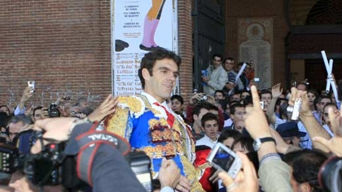 El diestro José Tomás es sacado a hombros en el día de su reaparición en Las Ventas. Foto: EFE