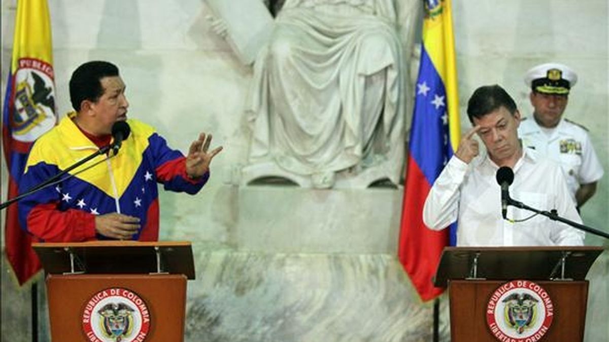 El presidente de Colombia, Juan Manuel Santos (d), escucha a su homólogo venezolano, Hugo Chávez (i), el pasado 10 de agosto de 2010, tras su reunión en la quinta de San Pedro Alejandrino en Santa Marta (Colombia). EFE/Archivo