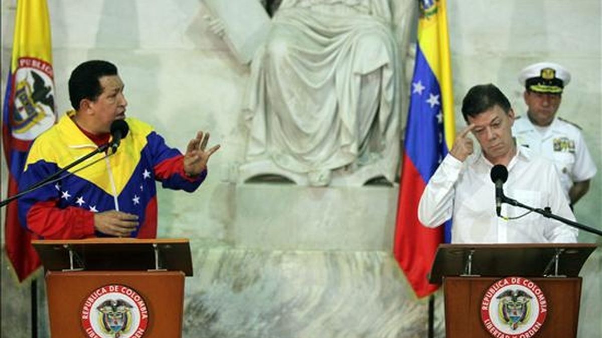 El presidente de Colombia, Juan Manuel Santos (d), escucha a su homólogo venezolano, Hugo Chávez (i), el pasado 10 de agosto de 2010, tras su reunión en la quinta de San Pedro Alejandrino en Santa Marta (Colombia). EFE/Archivo El presidente de Colombia, Juan Manuel Santos (d), escucha a su homólogo venezolano, Hugo Chávez (i), el pasado 10 de agosto de 2010, tras su reunión en la quinta de San Pedro Alejandrino en Santa Marta (Colombia). EFE/Archivo