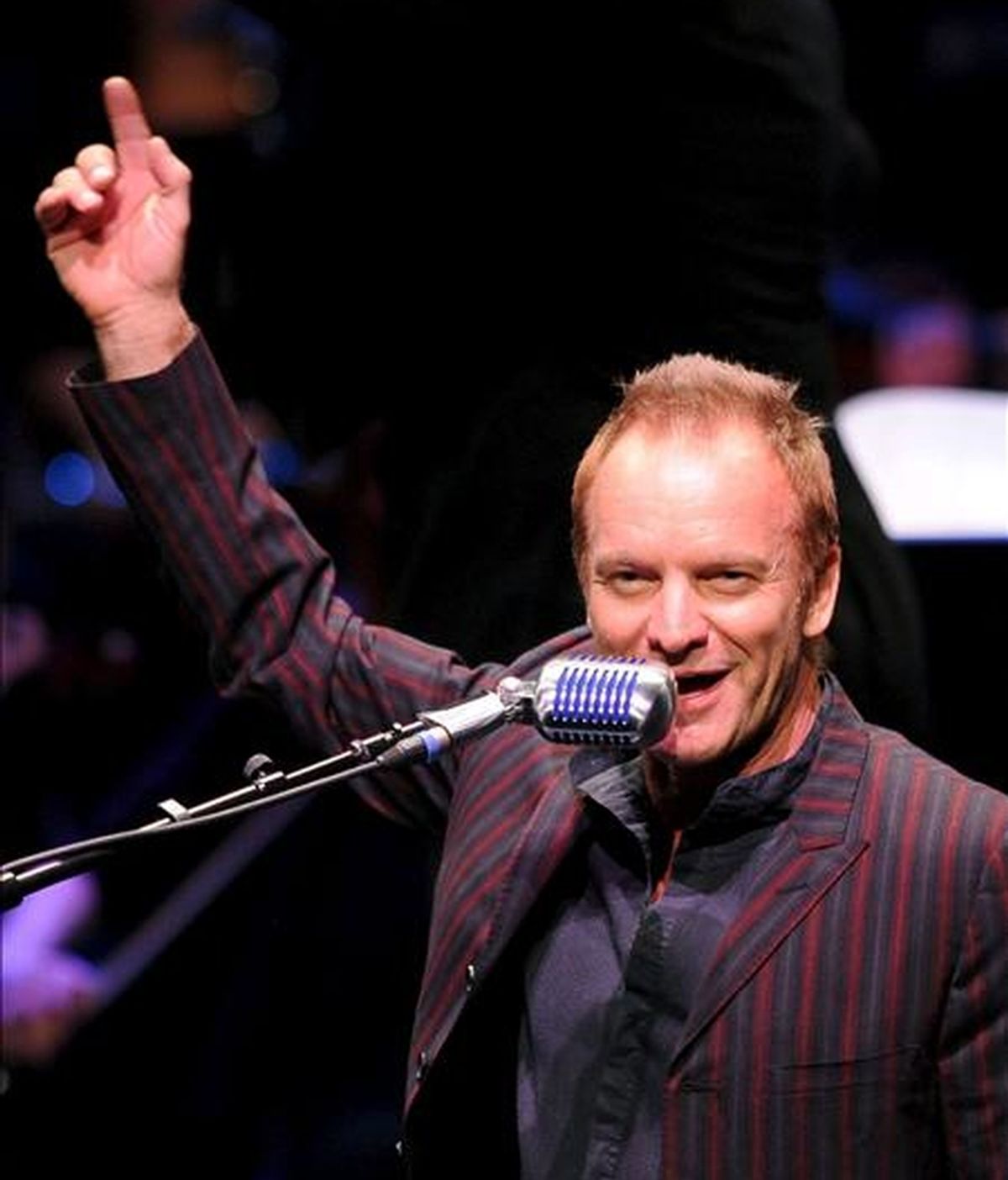 El cantante británico Sting interpreta una canción junto a la Joven Orquesta de Alemania durante un concierto ofrecido en Wolfsburgo (Alemania). EFE/Archivo