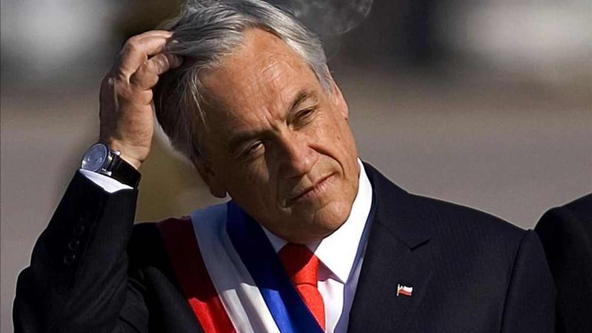 El nivel de aprobación es el más bajo que recibe Sebastián Piñera desde que llegó a la presidencia de Chile, en marzo del año pasado, y es la primera vez que el rechazo a su gestión supera el nivel de popularidad, precisaron los responsables de la encuesta. EFET/Archivo