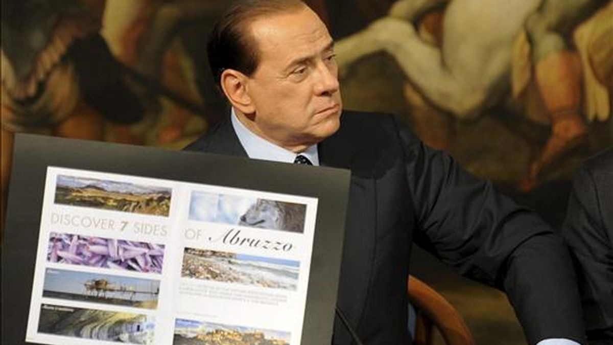 El primer ministro italiano, Silvio Berlusconi, hoy en Roma durante la presentación de un nuevo logotipo turístico. EFE