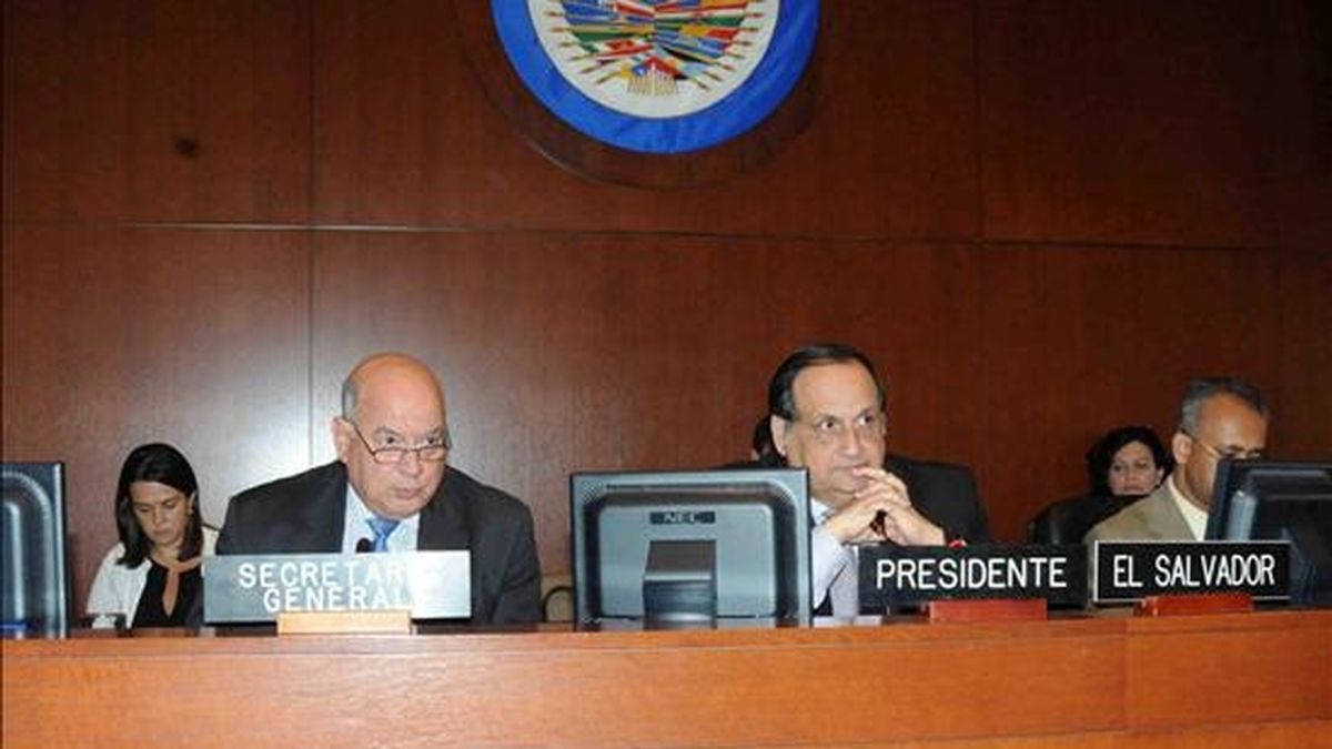 El secretario general de la OEA, José Miguel Insulza (i); el representante permanente de El Salvador ante la OEA, Joaquín Maza (c), y el secretario general adjunto de la OEA, Albert R. Ramdin (d), participan en la Sesión Extraordinaria del Consejo Permanente de la OEA sobre la situación en Ecuador. EFE