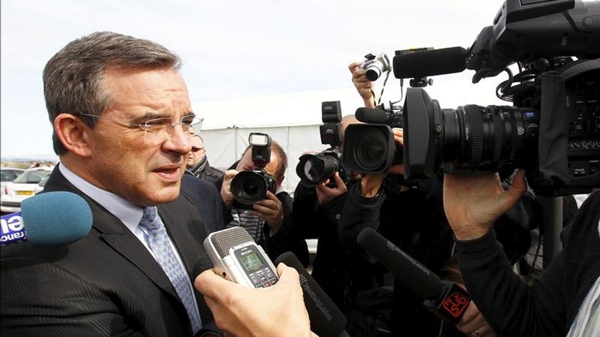 El secretario de Estado de Transportes francés, Thierry Mariani, realiza unas declaraciones a la prensa sobre los resultados de la investigación del accidente del avión de Air France entre Río de Janeiro y París en julio de 2009, en Villeneuve les Beziers (Francia). EFE