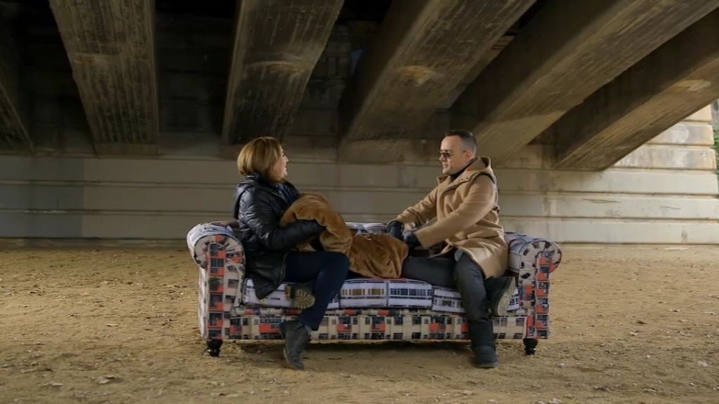 Ada Colau y Risto charlan debajo de un puente