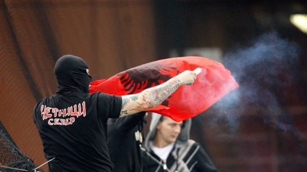 Los ultras serbios revientan el Italia-Serbia y destrozan Génova