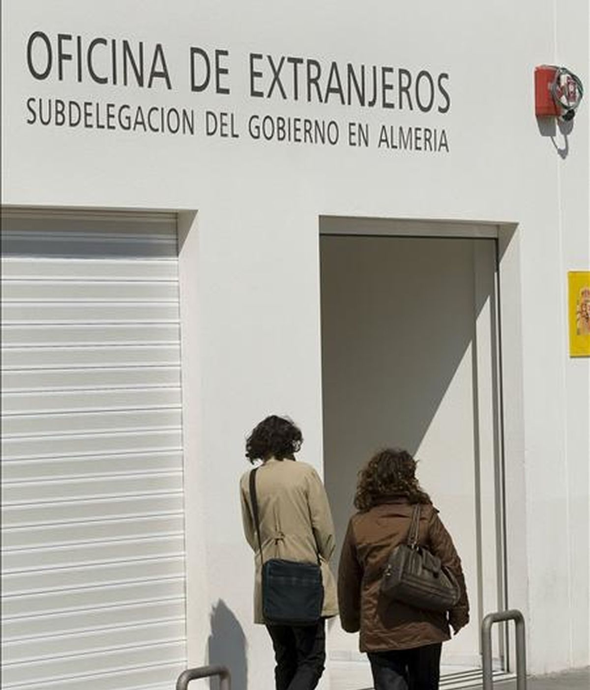 Fachada de la oficina de extranjeria de Almería. EFE/Archivo