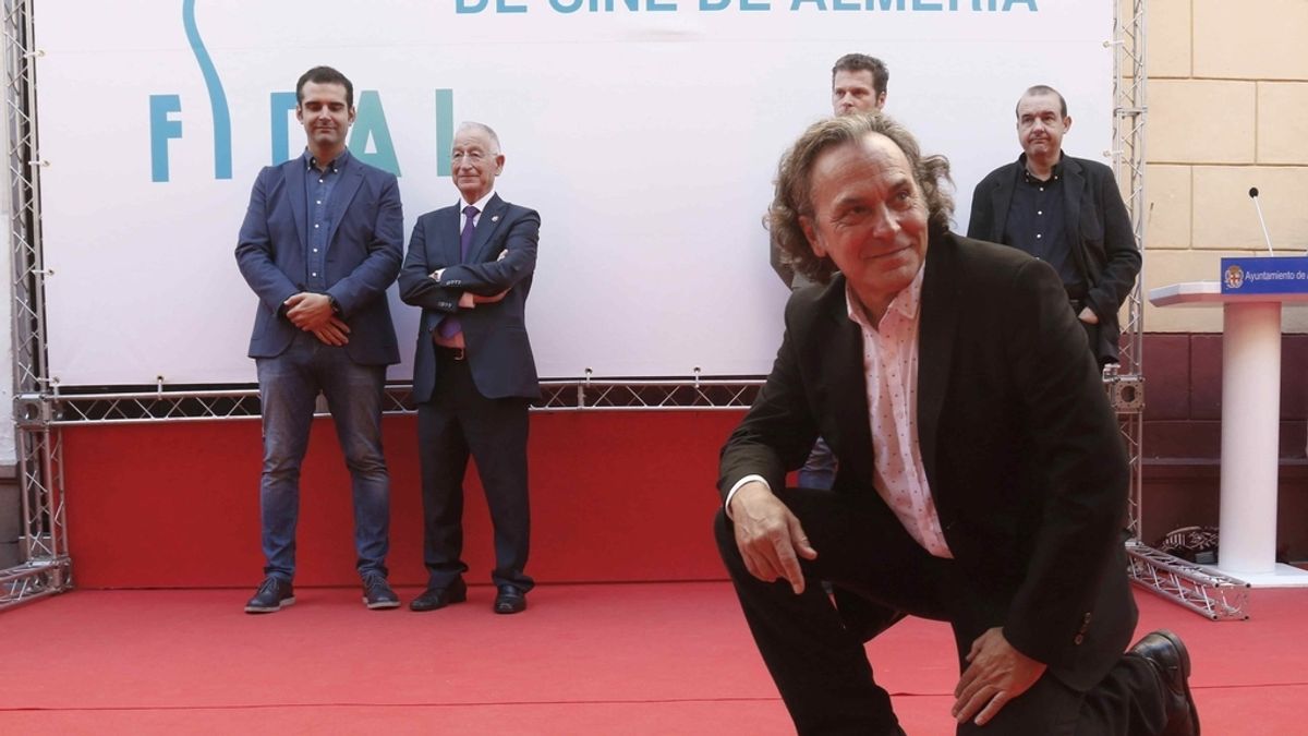 El actor José Coronado ha descubierto esta mañana una estrella con su nombre en el conocido como Paseo de la Fama de Almería, donde ha recibido un homenaje durante el Festival Internacional de Cine de la ciudad