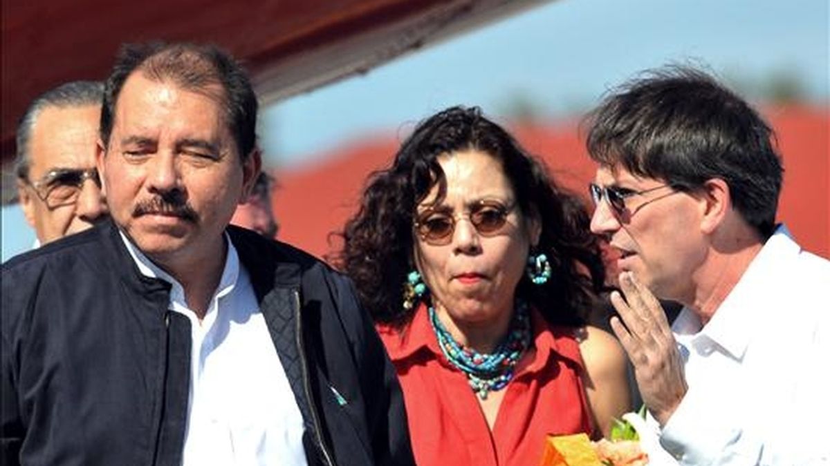 El presidente de Nicaragua, Daniel Ortega (i), y su esposa, Rosario Murillo (c), conversan con el canciller cubano, Bruno Rodríguez (d), a su llegada a La Habana (Cuba). EFE