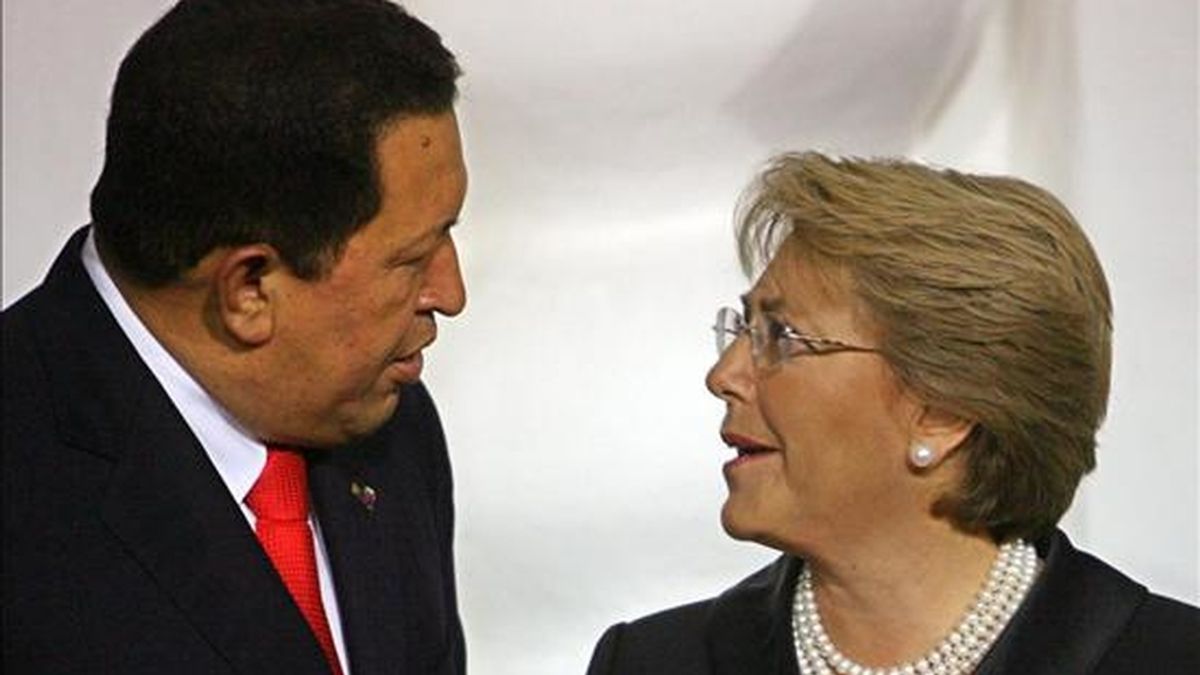 "Mi afecto al pueblo chileno y a la presidenta Bachelet, a la que tengo mucho respeto y deseo que tenga éxito la próxima cumbre de Unasur, que va a ser en Chile", dijo Chávez. EFE/Archivo