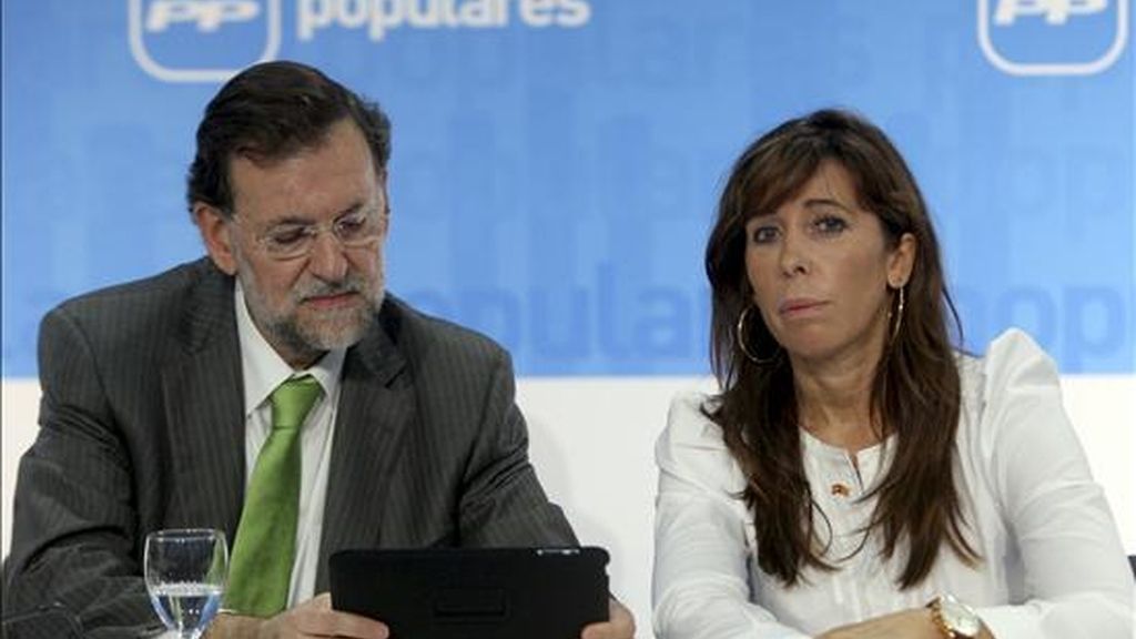 El líder del Partido Popular (PP), Mariano Rajoy, acompañado de la presidenta en Cataluña, Alicia Sánchez Camacho, durante la reunión que mantienen hoy la ejecutiva nacional en un hotel de Barcelona para tratar de la actualidad política española y apoyar a la candidata de los populares a la presidencia de la Generalita. EFE El líder del Partido Popular (PP), Mariano Rajoy, acompañado de la presidenta en Cataluña, Alicia Sánchez Camacho, durante la reunión que mantienen hoy la ejecutiva nacional en un hotel de Barcelona para tratar de la actualidad política española y apoyar a la candidata de los populares a la presidencia de la Generalita. EFE