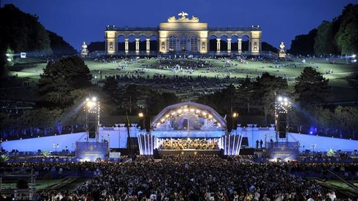 Vista general del Parque Schoenbrunn y la Glorieta durante el Concierto del Festival Summernight de la Orquesta Filarmónica de Viena en el Parque Schoenbrunn de Viena, dirigido por Daniel Barenboim. EFE