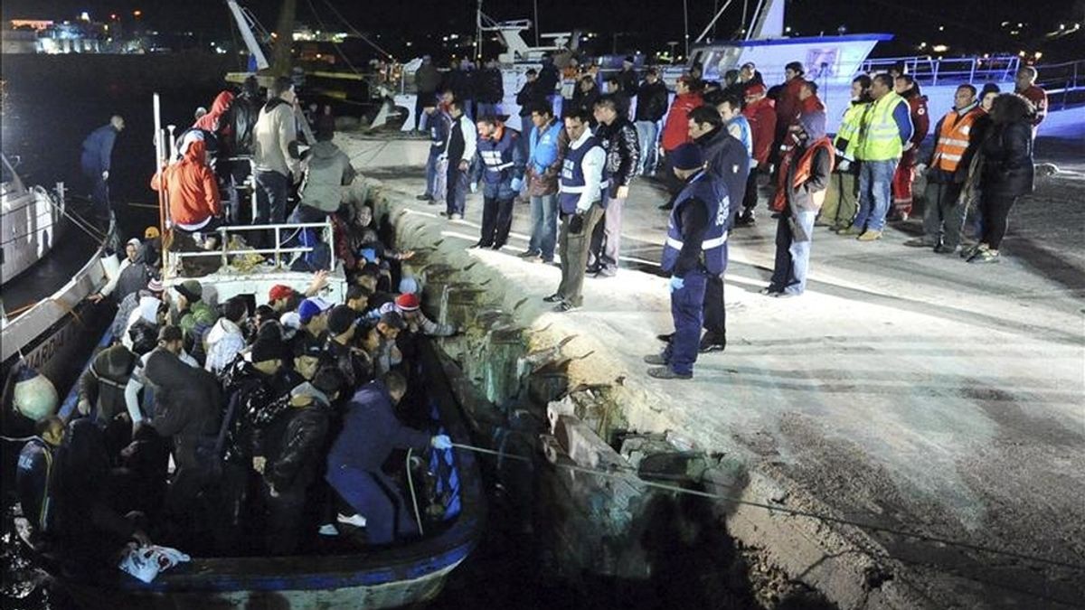 Un barco con inmigrantes arriba a la isla italiana de Lampedusa, durante la madrugada del 6 de abril. EFE/Archivo