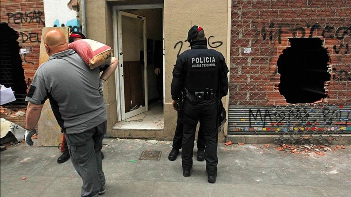 Los Mossos d'Esquadra han detenido a dos personas por resistencia a la autoridad durante el desalojo esta mañana de un edificio ocupado situado en el número 143 de la calle Creu Coberta del barrio de Sants de Barcelona. EFE