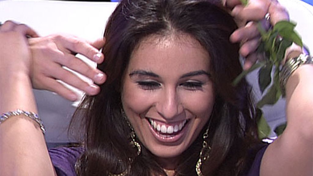 Víctor entra a pretender a Indhira