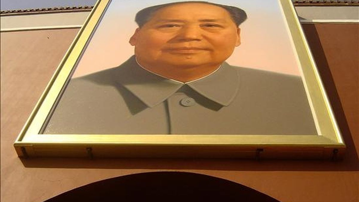 El gigantesco retrato de Mao (en la imagen) que preside la Plaza de Tiannamen. EFE/Archivo