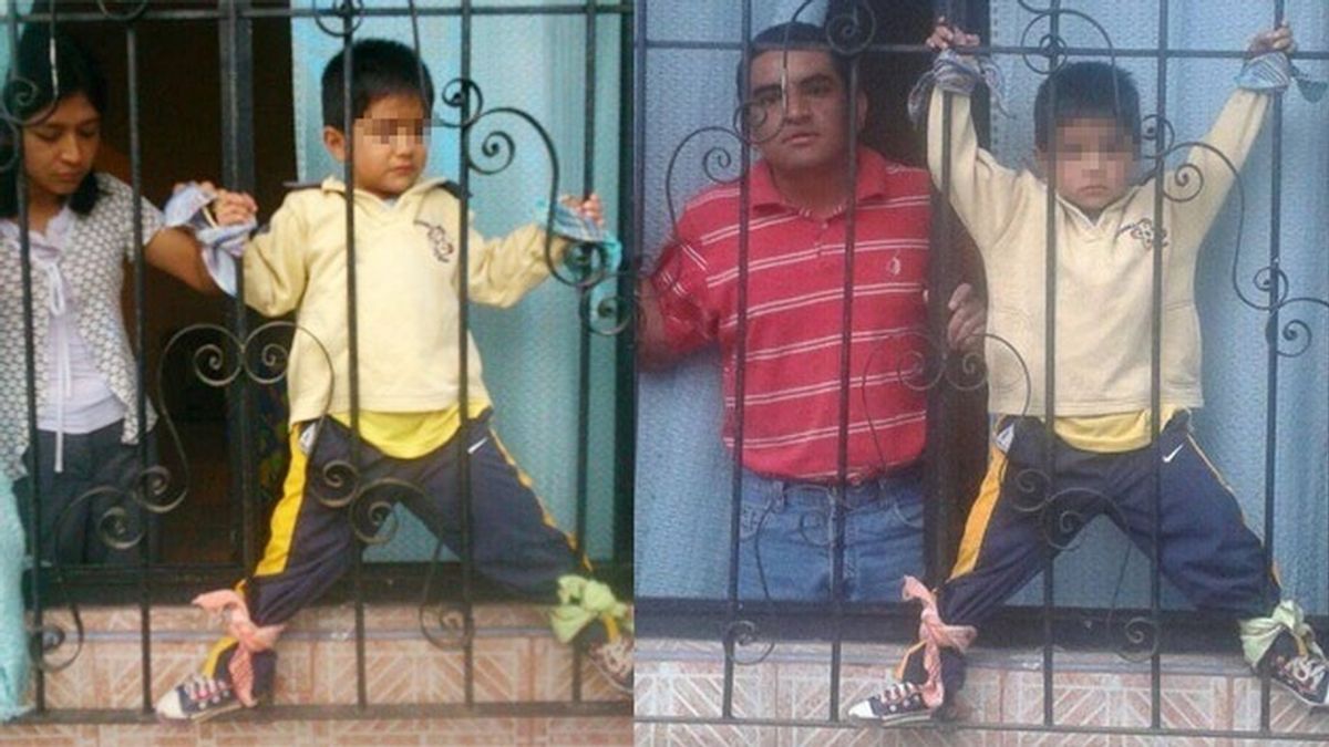 Unos padres castigan a su hijo atándole a la ventana