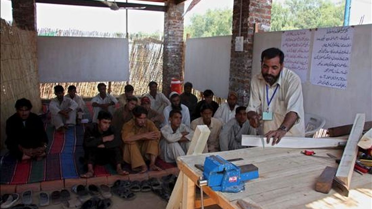 Un grupo de desplazados de la región de Swat, donde las fuerzas pakistaníes han llevado a cabo varias operaciones contra los talibanes, aprenden labores de carpintería en un campo de refugiados de las Naciones Unidas en Mardan, Pakistán, hoy jueves 18 de junio. Las autoridades pakistaníes han impulsado varios programas vocacionales para desplazados, que según los datos de las Naciones Unidas, ascienden a 2,5 millones de personas. EFE
