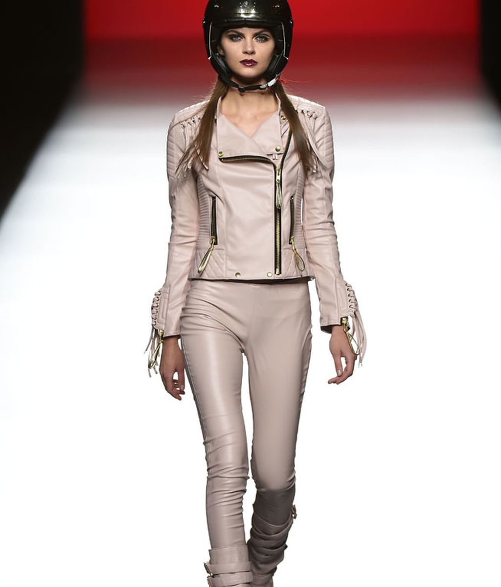 Las moteras más sexies se suben a la pasarela