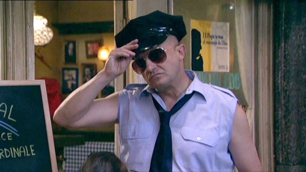 Aunque parezca modosita e infantil, Soraya también sabe usar sus encantos.