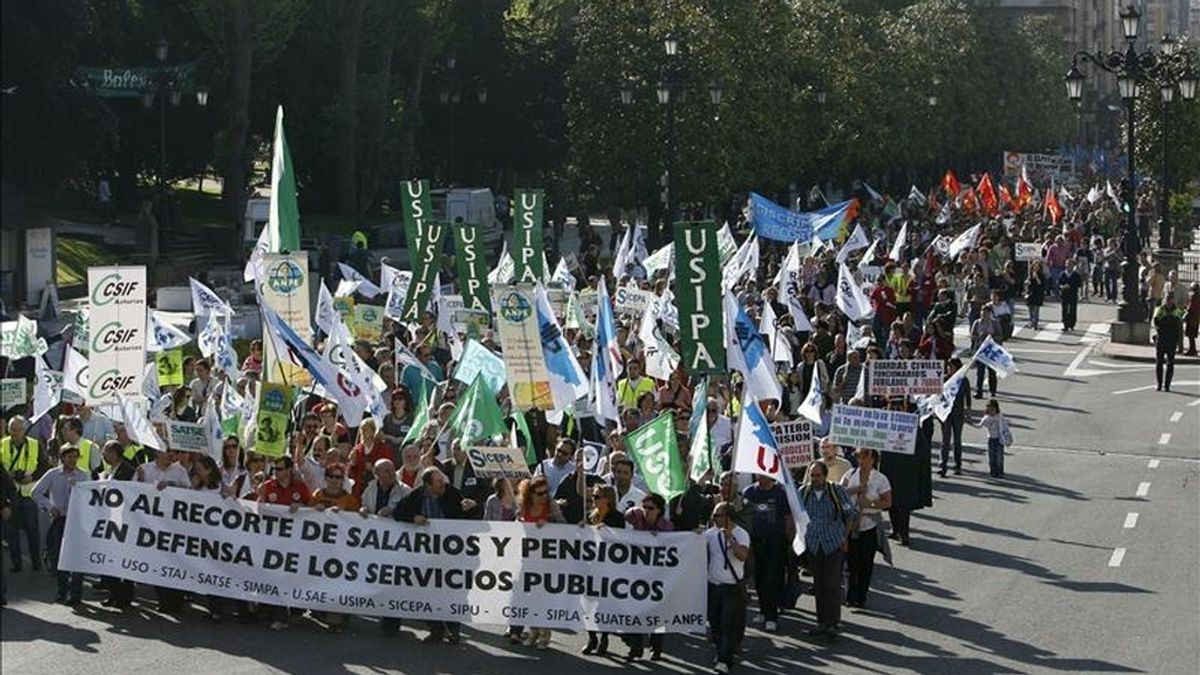 Cientos de personas durante una manifestación de sindicatos minoritarios contra las medidas de ajuste del gobierno. EFE/Archivo