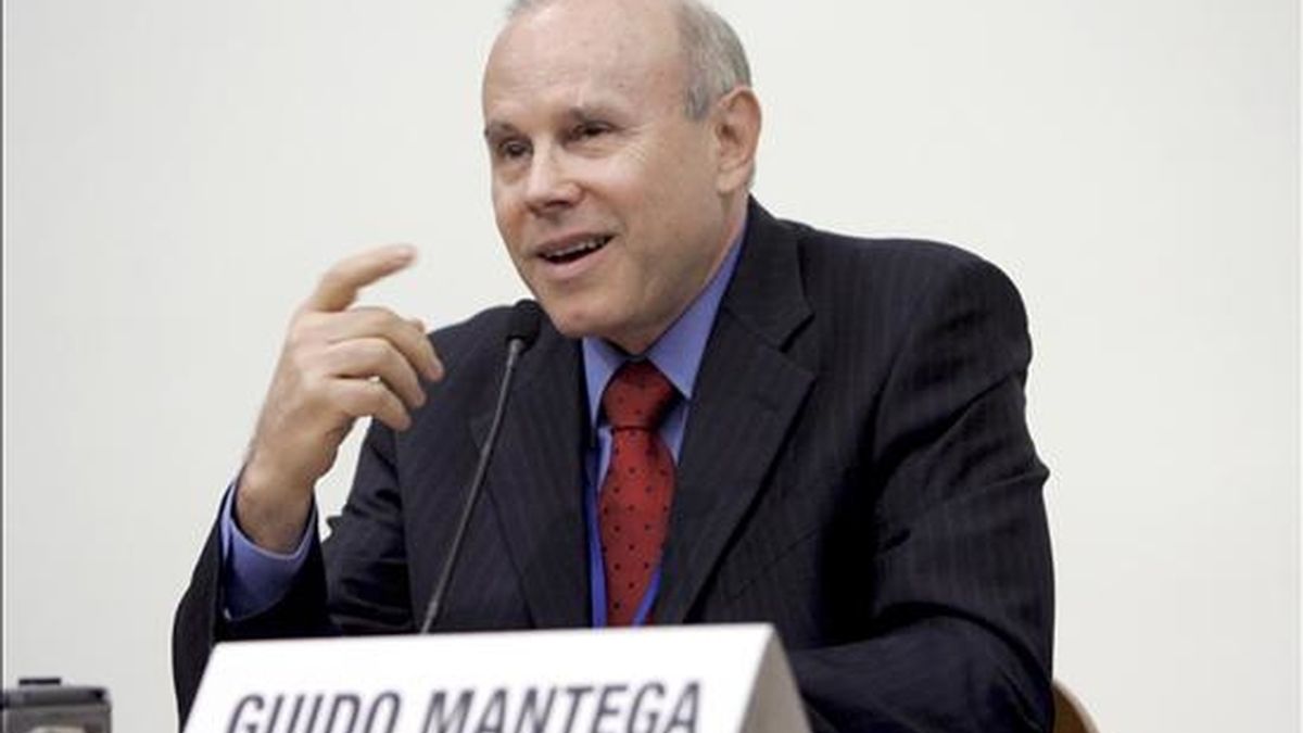 El ministro de Hacienda, Guido Mantega, precisó que sólo quedarán exentos de los recortes los "proyectos prioritarios" del Gobierno, entre ellos el programa Bolsa Familia, que distribuye subsidios mensuales a cerca de 12 millones de familias pobres. EFE/Archivo El ministro de Hacienda, Guido Mantega, precisó que sólo quedarán exentos de los recortes los "proyectos prioritarios" del Gobierno, entre ellos el programa Bolsa Familia, que distribuye subsidios mensuales a cerca de 12 millones de familias pobres. EFE/Archivo