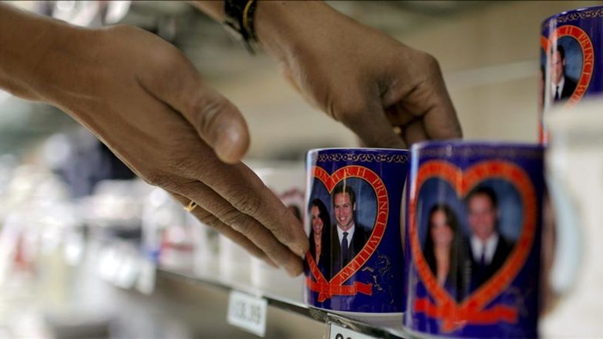 Una mujer ordena unas tazas que se venden como 'souvenirs' para conmemorar la Boda Real del príncipe Guillermo de Inglaterra con Kate Middleton, el próximo 29 de abril, en una tienda de Londres, Reino Unido. EFE/Archivo